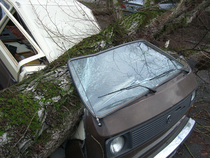 Vanagon_crushed_in_Seattle.jpg