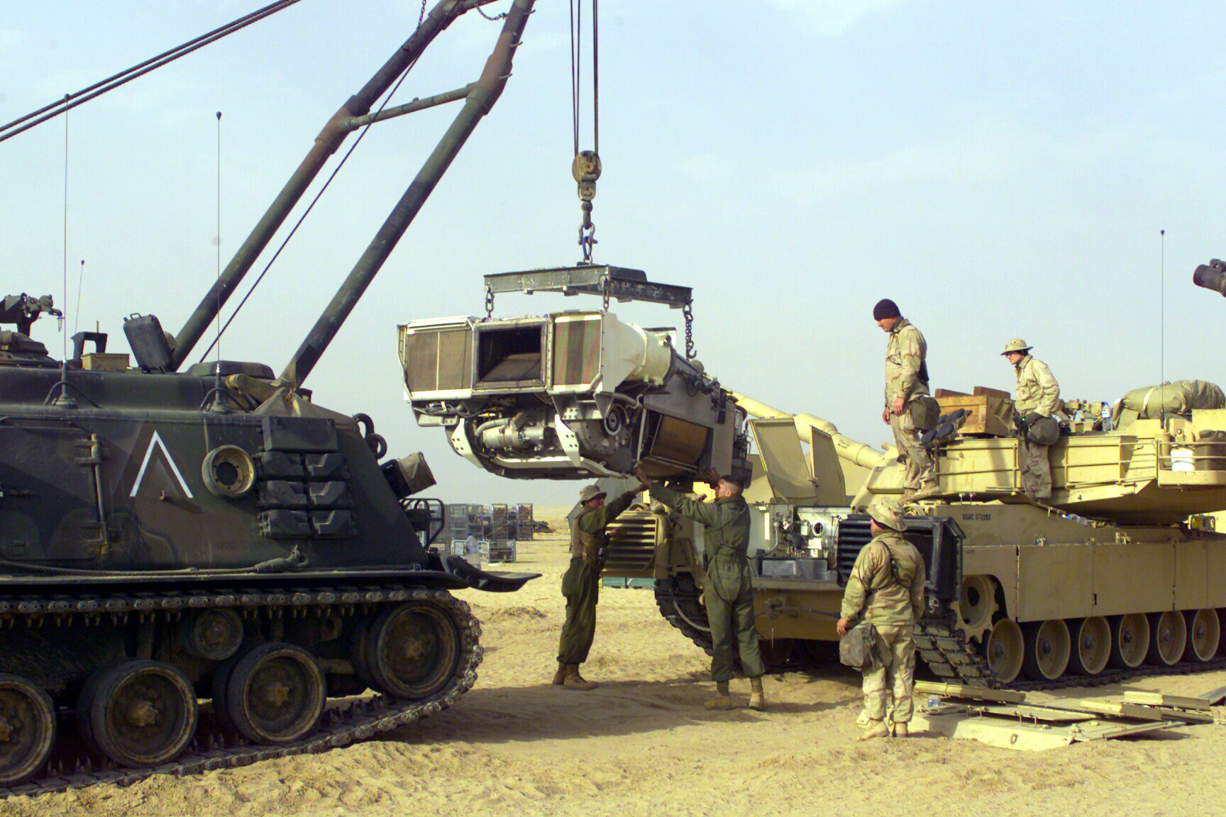 M88_pulling_M1_engine.jpg