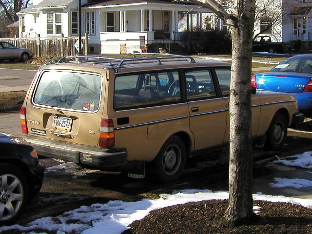 beige-1985-volvo-station-wagon-dl.jpg